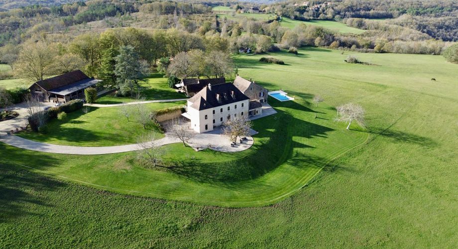Propriété d'exception en Périgord Noir avec vue époustouflante, 5 chambres d'hôtes, 1 gîte avec 2 chambres, 1 studio, 1 piscine et 27 hectares de forêts et prairies