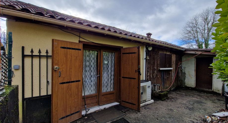 Maison de plain pied à renover sur 3678m2 en prairie et chênes.