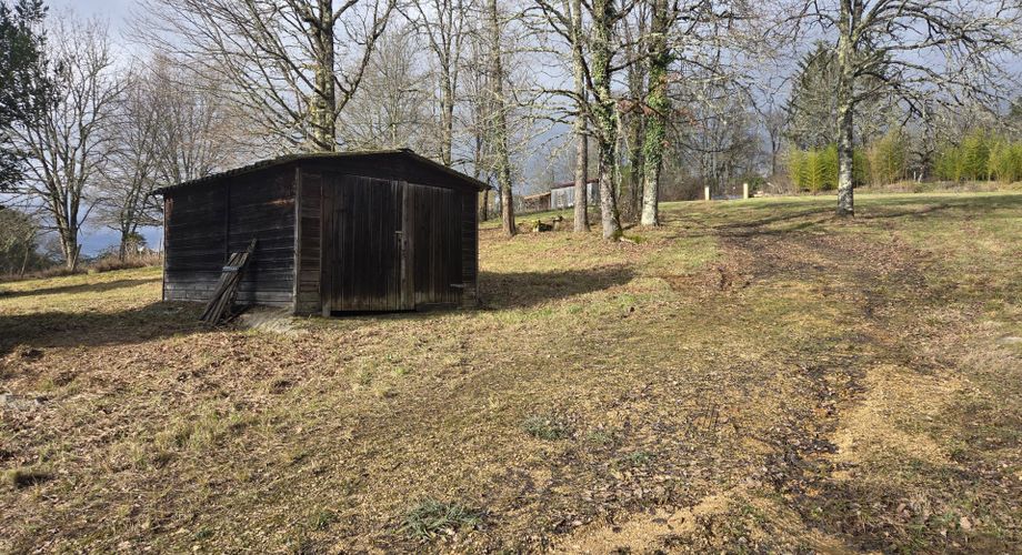 Maison de plain pied à renover sur 3678m2 en prairie et chênes.