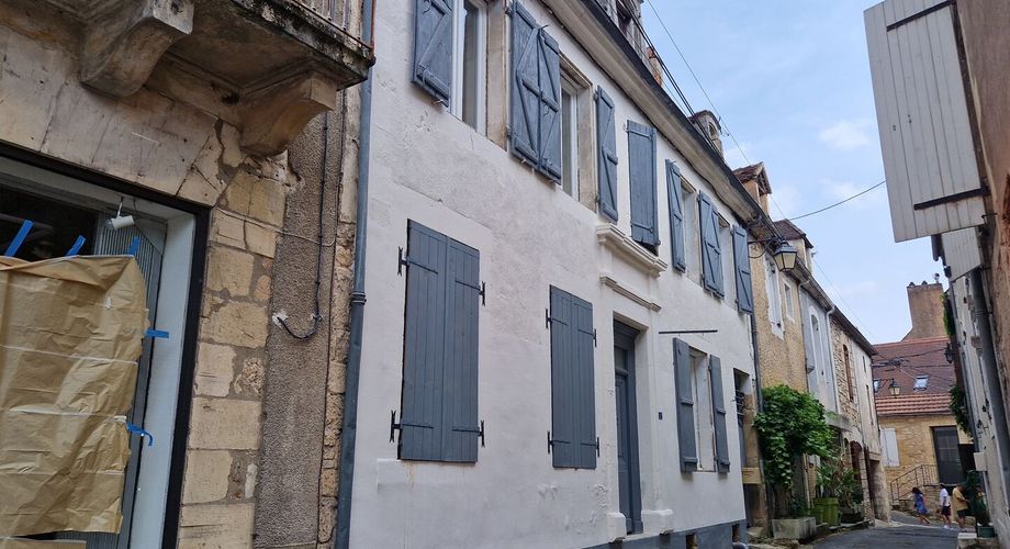 Maison ancienne 156m2 hab dont 4 chambres, rénovée récemment, proche des commerces.