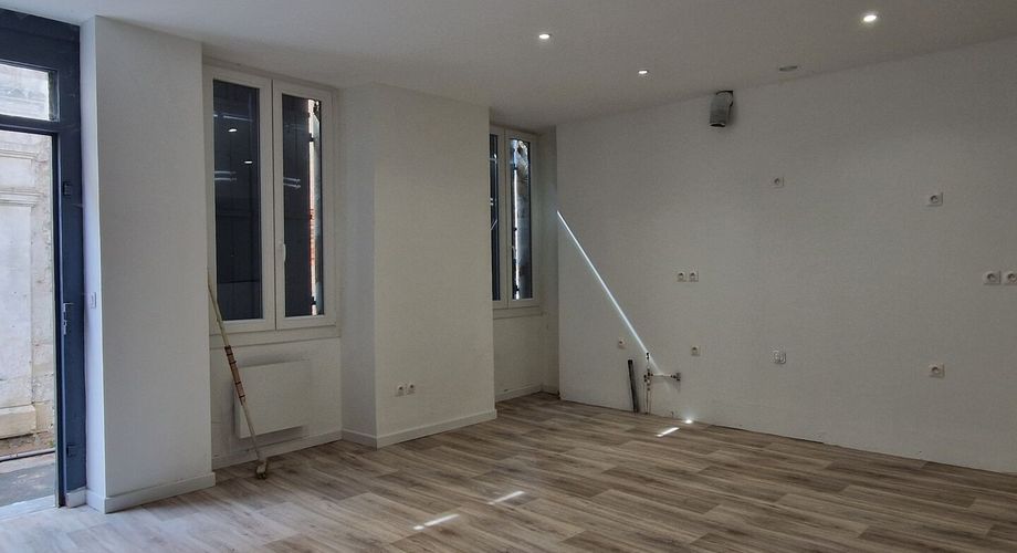 Maison ancienne 156m2 hab dont 4 chambres, rénovée récemment, proche des commerces.