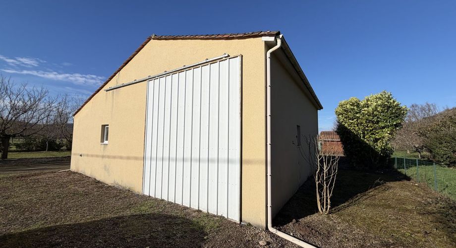 Maison de plain-pied avec 4 chambres, garages et dépendance camping-car