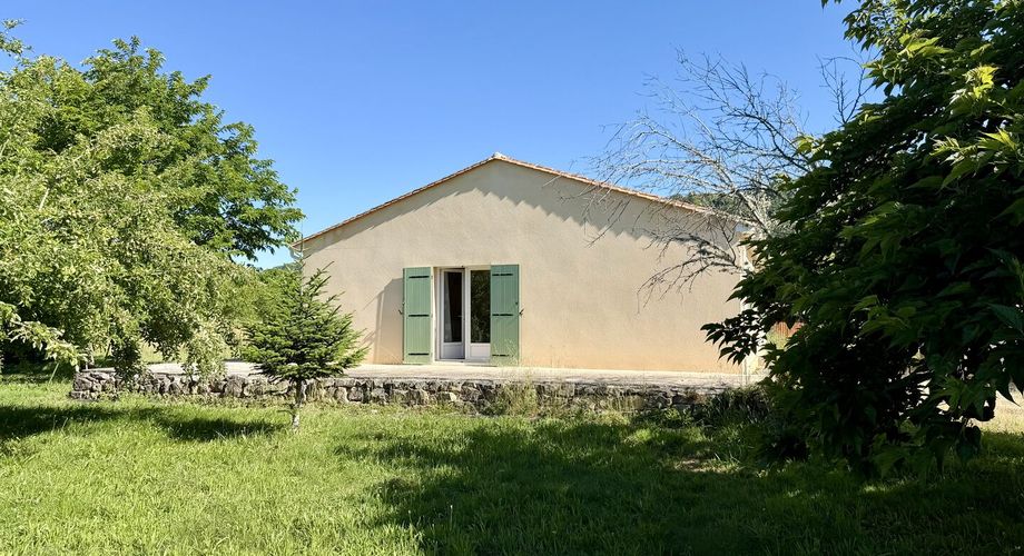 Maison de plain-pied avec 4 chambres, garages et dépendance camping-car