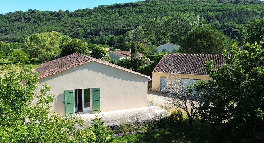 Maison de plain-pied avec 4 chambres, garages et dépendance camping-car