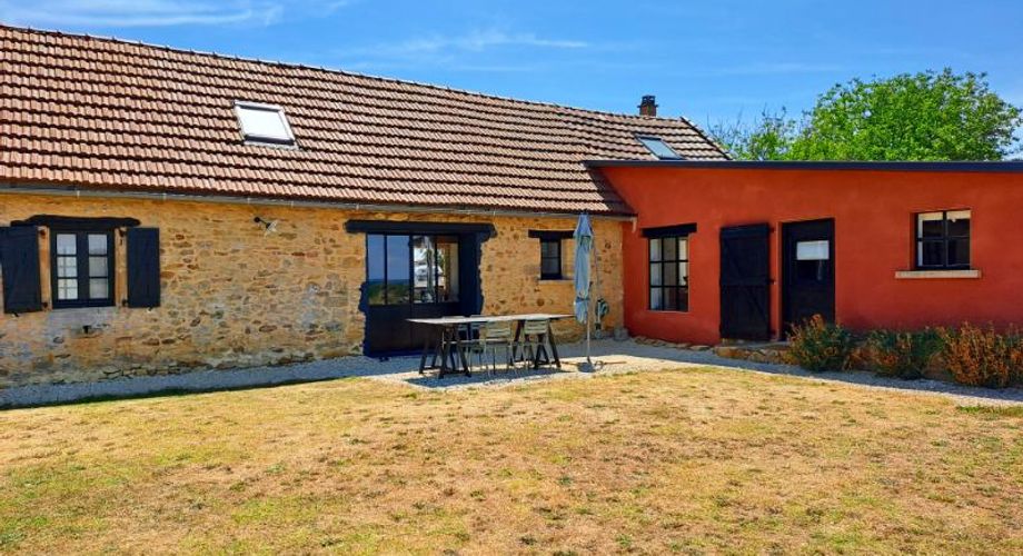 Vue, piscine et sérénité, maison avec 3 chambres, proche de Sarlat et de ses commerces pour résidence principale ou investissement locatif.