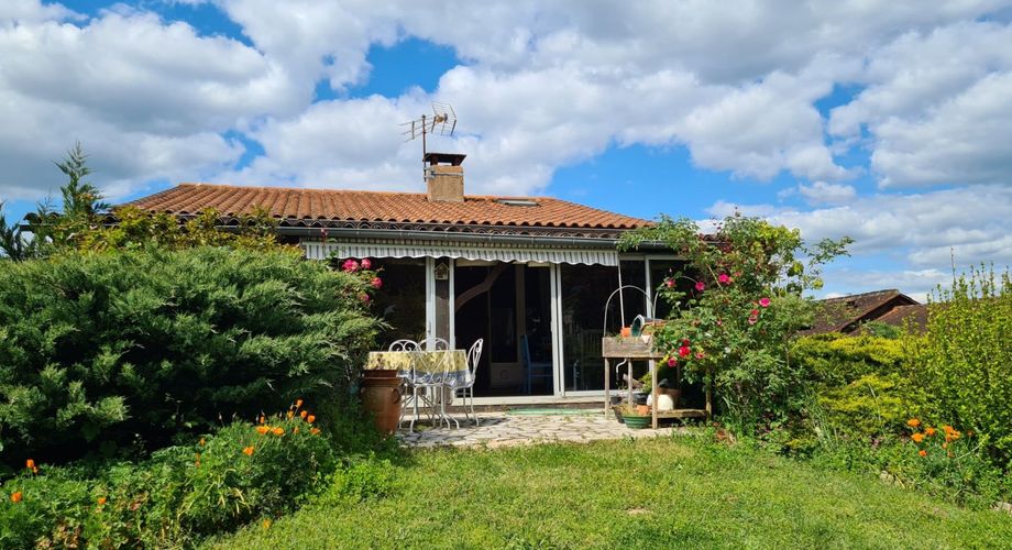 Investissement ou maison familiale dans un village du Périgord Noir avec toutes les commodités et proche de la Dordogne.