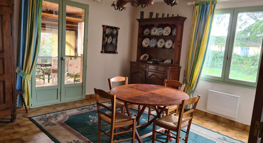 Investissement ou maison familiale dans un village du Périgord Noir avec toutes les commodités et proche de la Dordogne.