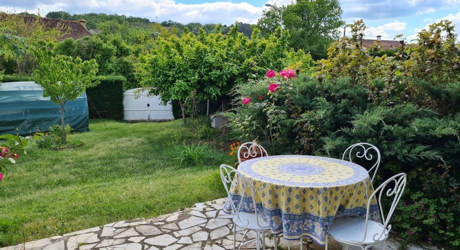 Investissement ou maison familiale dans un village du Périgord Noir avec toutes les commodités et proche de la Dordogne.