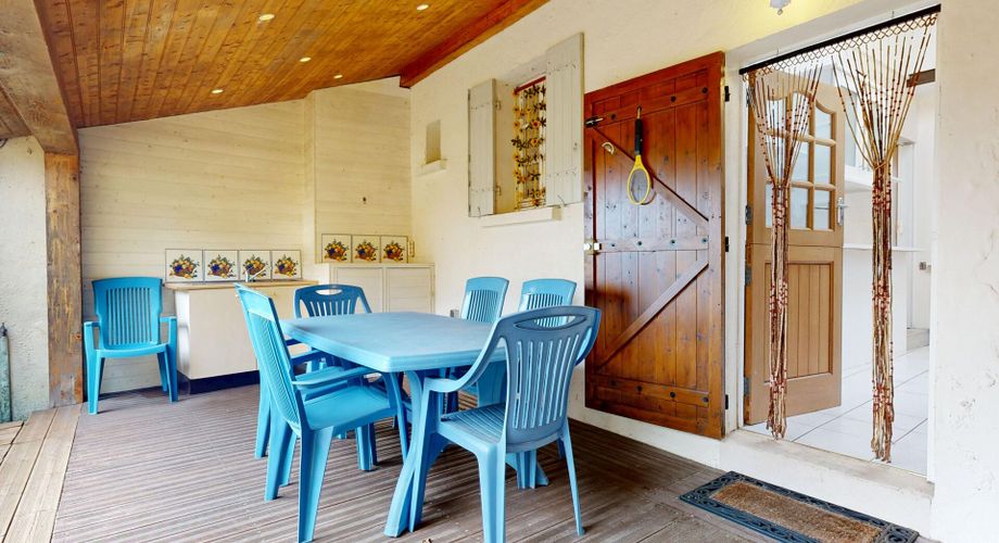 Ensemble immobilier de deux maisons mitoyennes avec terrasses