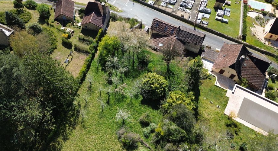 Ensemble immobilier de deux maisons mitoyennes avec terrasses