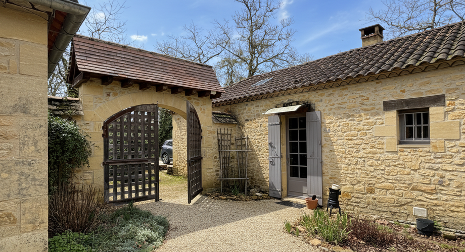 Il était une fois…un domaine secret en Périgord Noir Avec une maison principale, 2 chambres d’hôtes et 2 gîtes, proche des commodités.