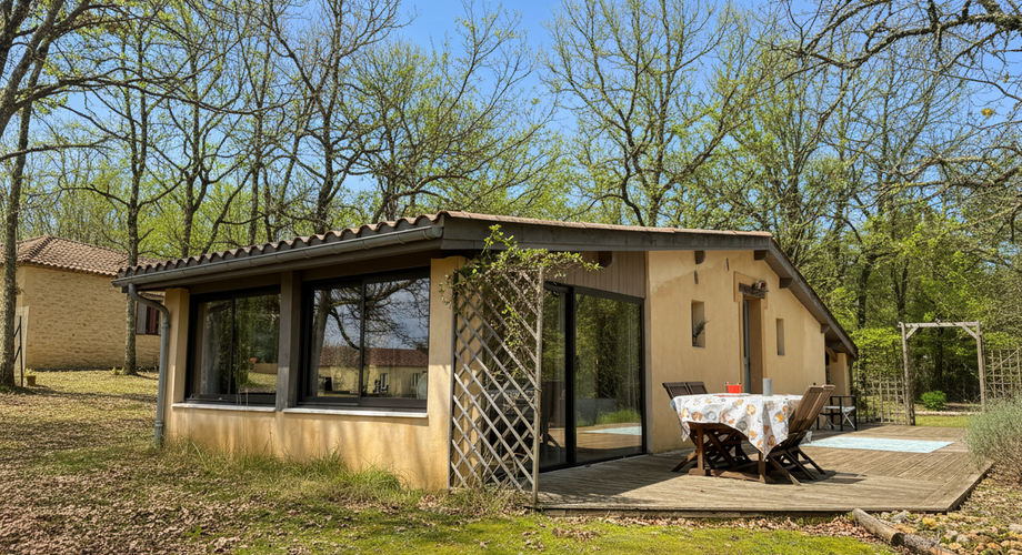Il était une fois…un domaine secret en Périgord Noir Avec une maison principale, 2 chambres d’hôtes et 2 gîtes, proche des commodités.