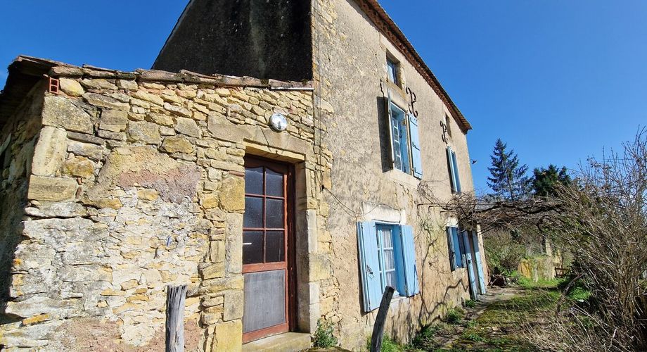 Petit corps de ferme à restaurer sur plus de 3 ha de terrain.