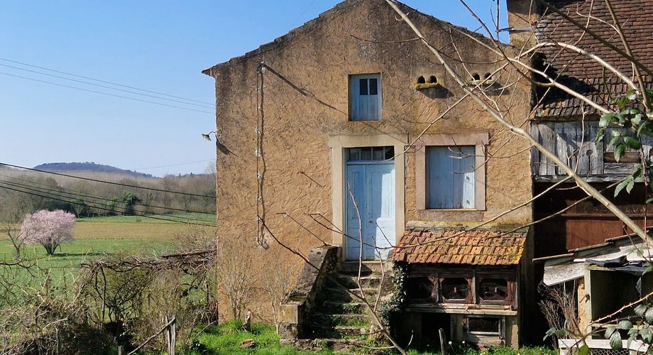 Petit corps de ferme à restaurer sur plus de 3 ha de terrain.