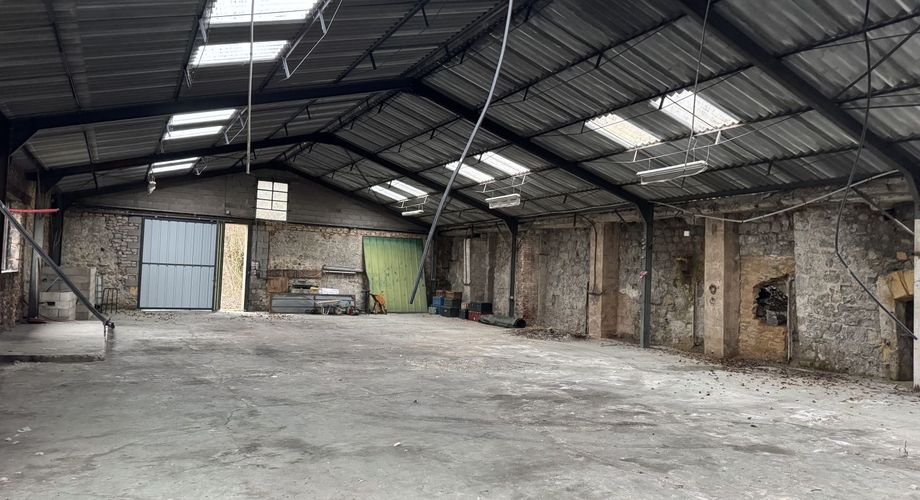 Hangar de plus de 330 m2 idéal pour une activité professionnelle