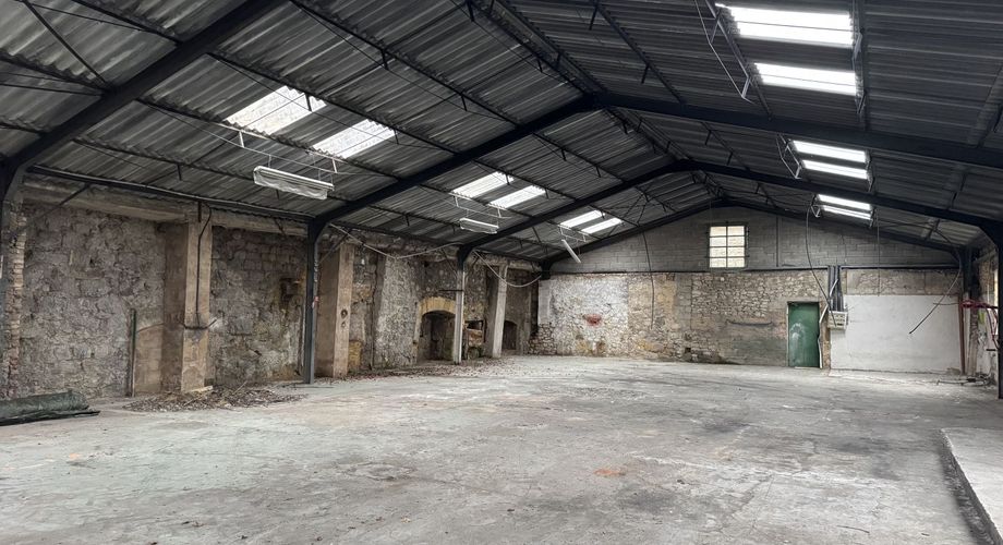 Hangar de plus de 330 m2 idéal pour une activité professionnelle