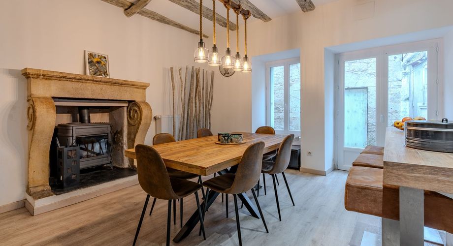 Maison en pierres rénovée 118 m2 avec jardinet, proche des commerces et du Marché du Bugue