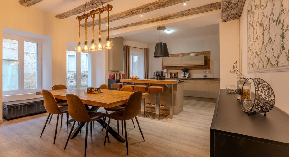 Maison en pierres rénovée 118 m2 avec jardinet, proche des commerces et du Marché du Bugue