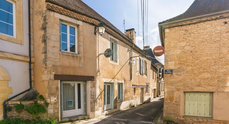 Maison en pierres rénovée 118 m2 avec jardinet, proche des commerces et du Marché du Bugue