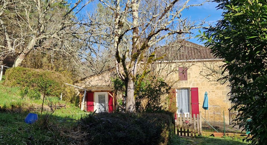 Maison en pierres avec 1 ha 60 en jardin, prairie et bois à 6 km des commerces