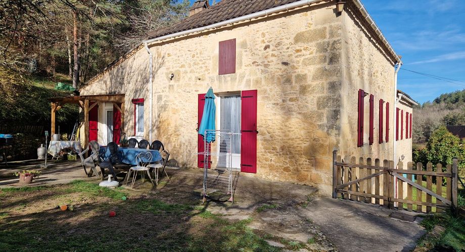 Maison en pierres avec 1 ha 60 en jardin, prairie et bois à 6 km des commerces