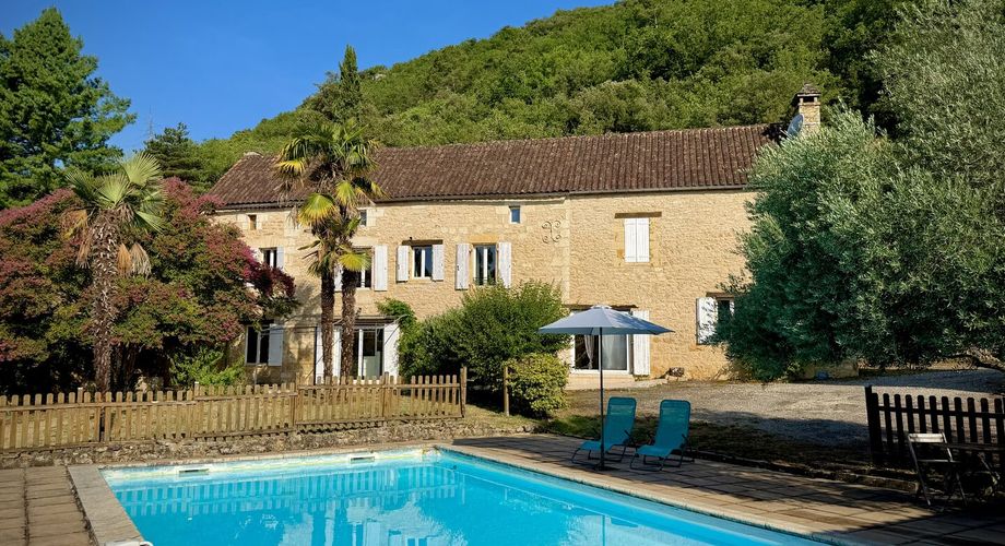 Ensemble de deux maisons avec piscine au coeur d'un village du Périgord Noir