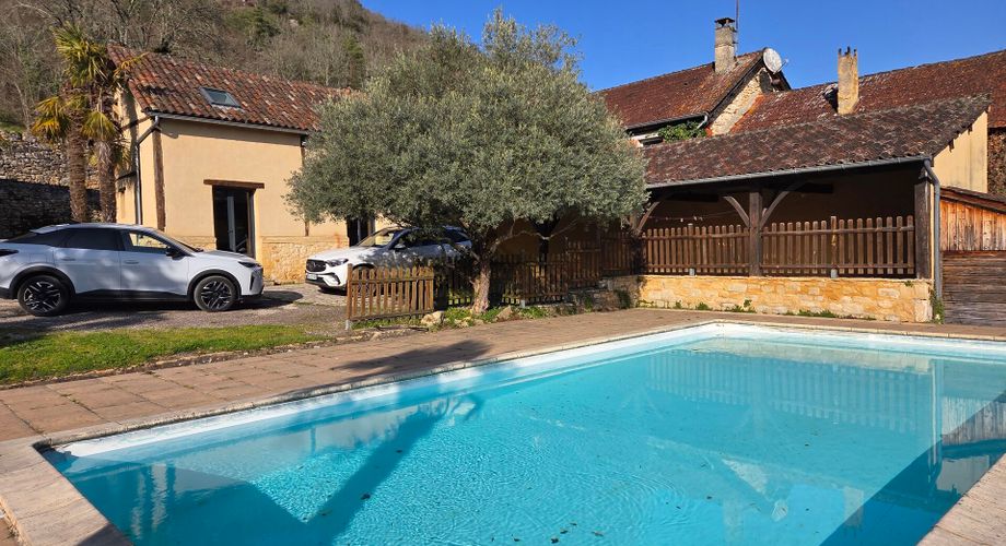 Ensemble de deux maisons avec piscine au coeur d'un village du Périgord Noir