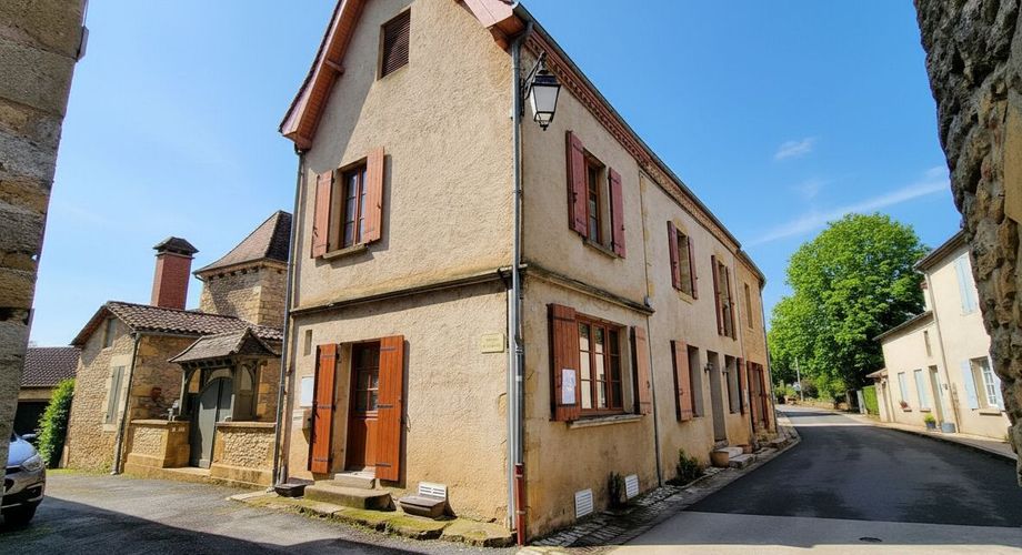Maison de village en pierres dans charmant village
