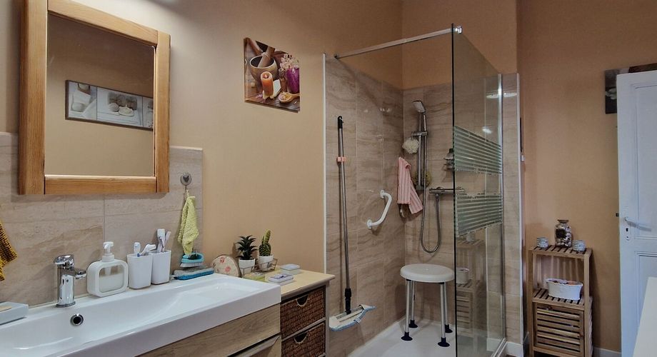 Maison de village en pierres dans charmant village