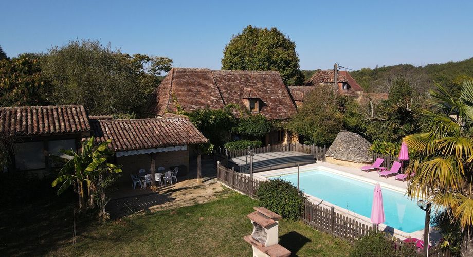 Ensemble Perigordin avec Maison Principale, 2 gites, piscine et terrain de plus de 6 ha.