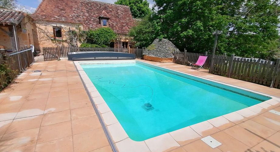 Ensemble Perigordin avec Maison Principale, 2 gites, piscine et terrain de plus de 6 ha.