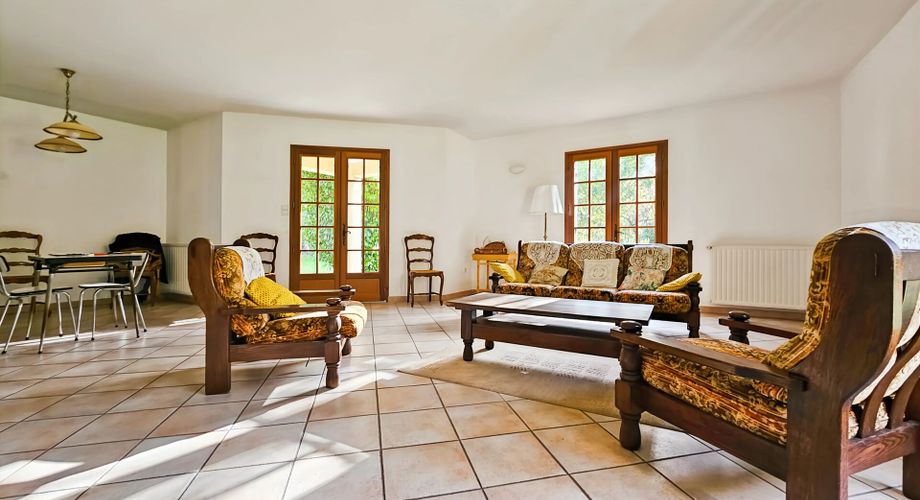 Maison 8 pièces spacieuse à Sainte-Foy-de-Longas