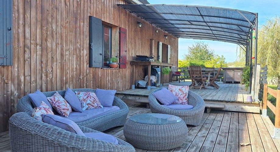 Maison ossature bois avec vaste séjour, suites, piscine et panneaux solaires