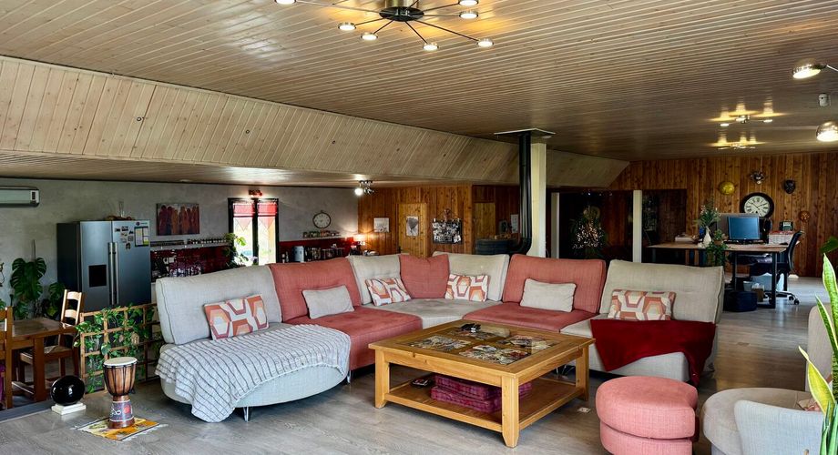 Maison ossature bois avec vaste séjour, suites, piscine et panneaux solaires