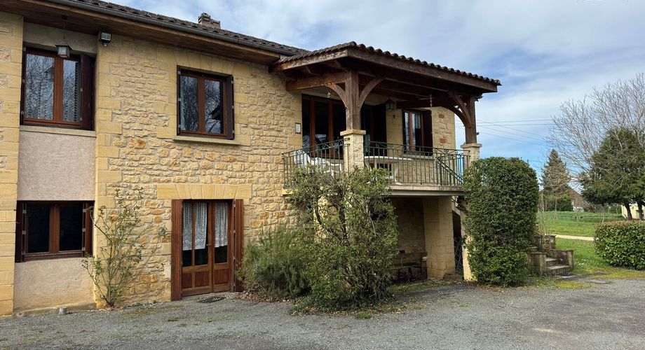 Maison de village en pierre : 160m² de potentiel, 5 chambres et dépendances, à 10 minutes à pied des commerces!
