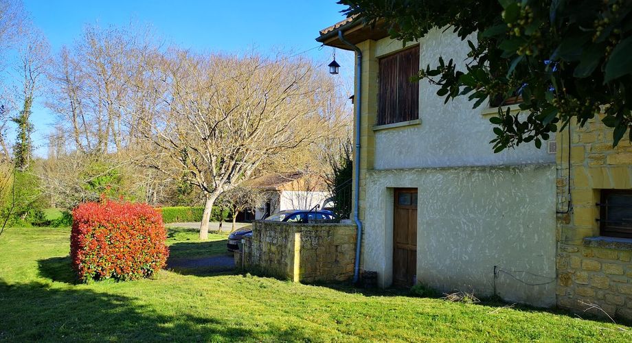 Maison de village en pierre : 160m² de potentiel, 5 chambres et dépendances, à 10 minutes à pied des commerces!