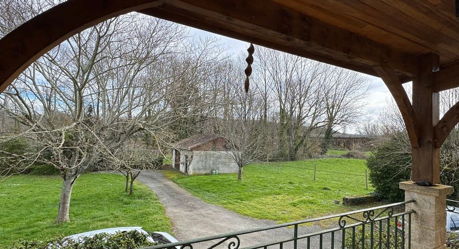 Maison de village en pierre : 160m² de potentiel, 5 chambres et dépendances, à 10 minutes à pied des commerces!