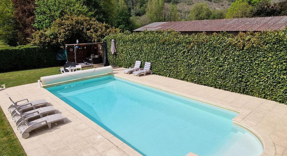 Propriété avec Maison d'habitation, Maison d'amis, Studio, Piscine, parc et jardin 7418m2 jusqu'à la rivière.