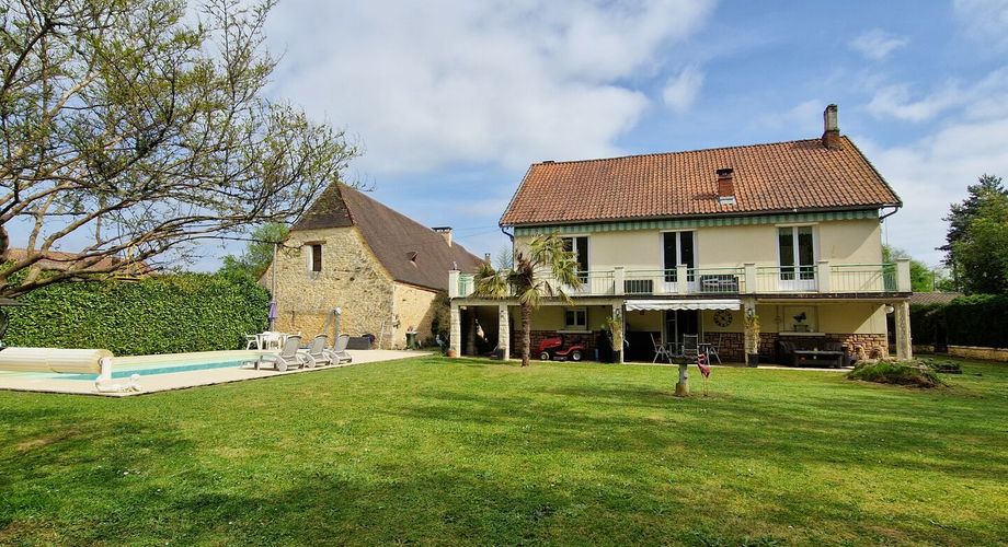 Propriété avec Maison d'habitation, Maison d'amis, Studio, Piscine, parc et jardin 7418m2 jusqu'à la rivière.