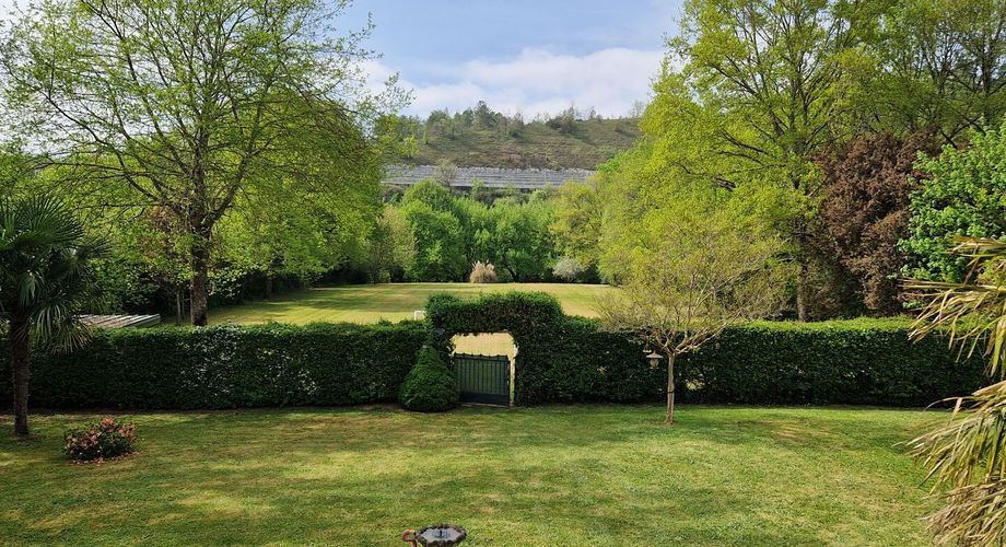 Propriété avec Maison d'habitation, Maison d'amis, Studio, Piscine, parc et jardin 7418m2 jusqu'à la rivière.