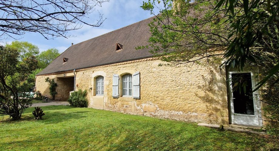 Propriété avec Maison d'habitation, Maison d'amis, Studio, Piscine, parc et jardin 7418m2 jusqu'à la rivière.