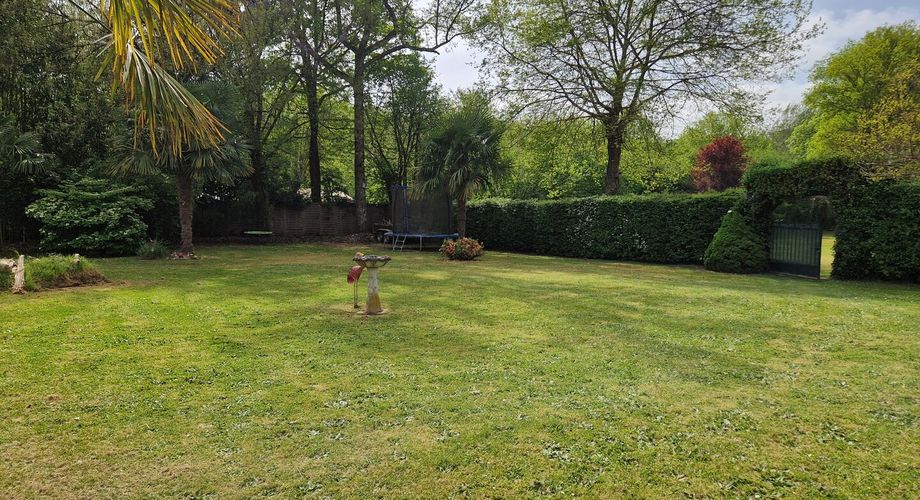 Propriété avec Maison d'habitation, Maison d'amis, Studio, Piscine, parc et jardin 7418m2 jusqu'à la rivière.