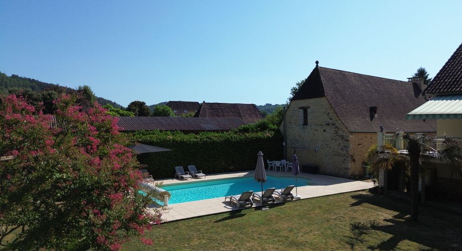Propriété avec Maison d'habitation, Maison d'amis, Studio, Piscine, parc et jardin 7418m2 jusqu'à la rivière.
