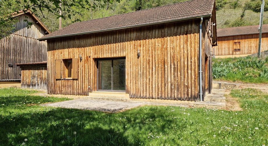 Ancien Hangar à Tabac entièrement rénové avec 3 chambres.