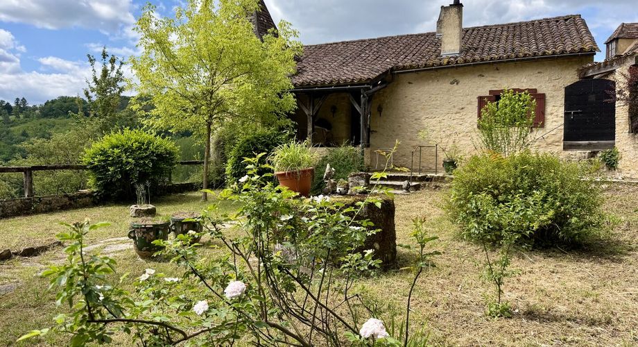 Maison de charme en pierres au coeur du Périgord Noir avec 11 hectares de terrain et un golf accessible à pied.