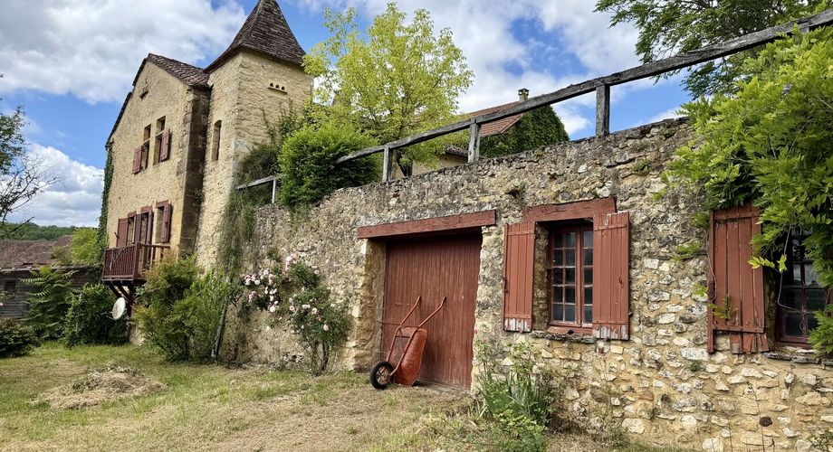 Maison de charme en pierres au coeur du Périgord Noir avec 11 hectares de terrain et un golf accessible à pied.