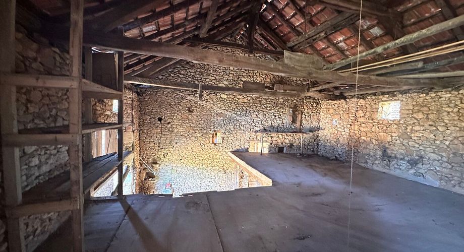 Propriété à rénover avec une maison de plain pied, 560m² de dépendances et 4 hectares, à 2km d'un village médiéval