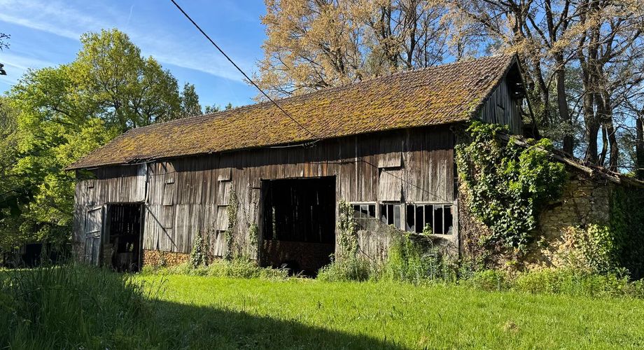 Propriété à rénover avec une maison de plain pied, 560m² de dépendances et 4 hectares, à 2km d'un village médiéval