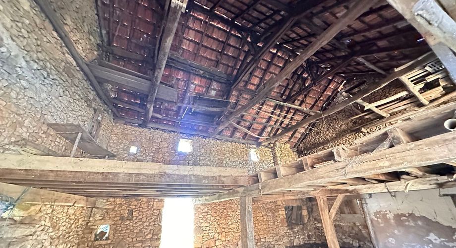 Propriété à rénover avec une maison de plain pied, 560m² de dépendances et 4 hectares, à 2km d'un village médiéval