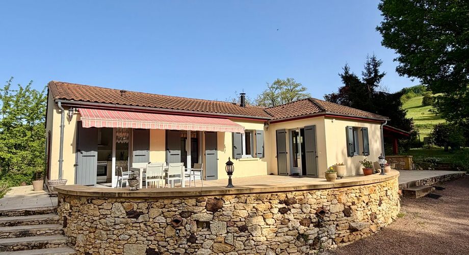 Maison de plain-pied 3 chambres avec dépendances dont un garage pour camping car et piscine en plein cœur du Périgord Noir